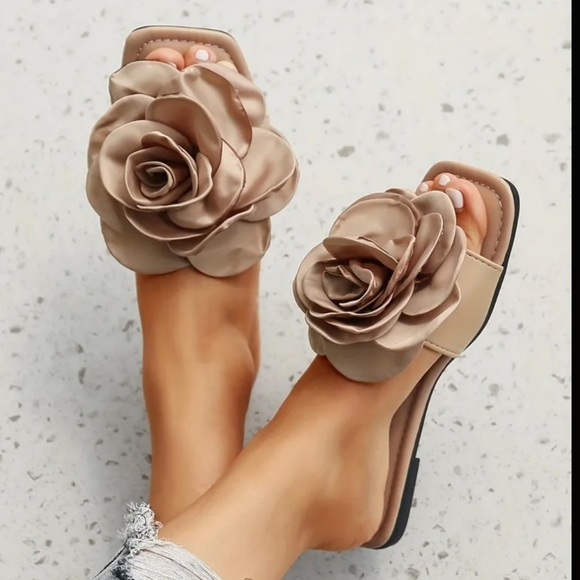 Elegant Tan Floral Women's Slide Sandals Size 9.5 NWOT - Picture 4 of 9